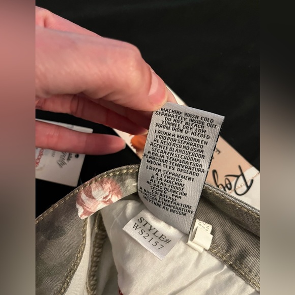 Women’s Royalty For Me Mid Rise NWT camouflage floral shorts in size 12 - Picture 8 of 12